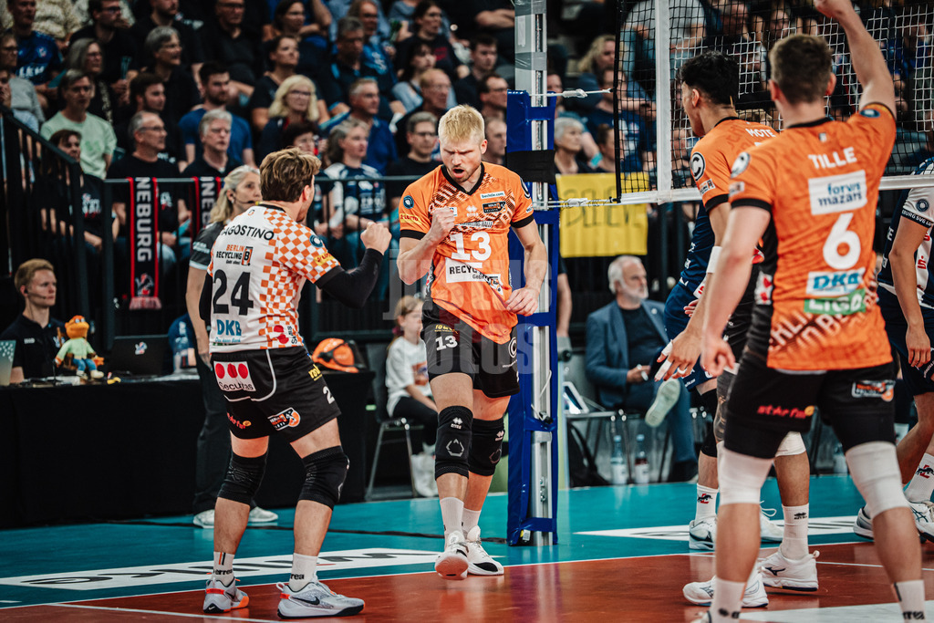 Volleyball | Herren | Saison 2024/2025 | 1. Volleyball Bundesliga Männer | Finale | SVG Lüneburg vs. BERLIN RECYCLING Volleys | 01.05.2025 | Berlin jubelt, in der Mitte Ruben Schott (#13, Berlin Recycling Volleys)