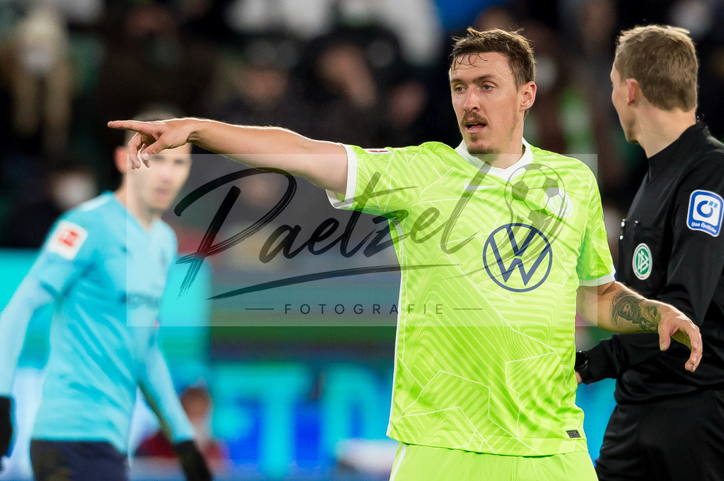 WOBFUE20220206_025 | Fussball, Herren: Max Kruse (VfL Wolfsburg) gestikuliert, Gestik bei dem Spiel der 1. Bundesliga zwischen VfL Wolfsburg und SpVgg Greuther Fuerth in der Volkswagen Arena am 06.02.2022 in Wolfsburg, Deutschland.DFB / DFL REGULATIONS PROHIBIT ANY USE OF PHOTOGRAPHS AS IMAGE SEQUENCES AND/OR QUASI-VIDEO. - Realisiert mit Pictrs.com