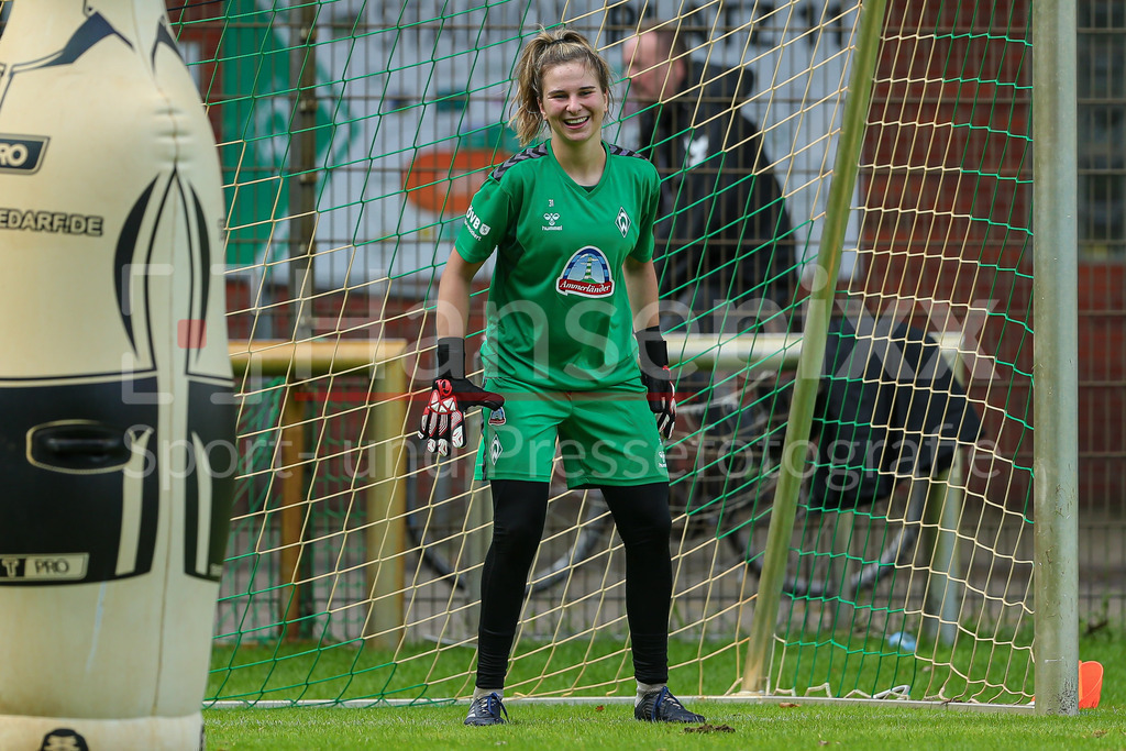 Fussball, Google Pixel Frauen-Bundesliga, Training SV Werder Bremen | v.li.: Hannah Etzold (Torhüterin, Torwart, SV Werder Bremen, 31) lacht bei einer Trainingsübung