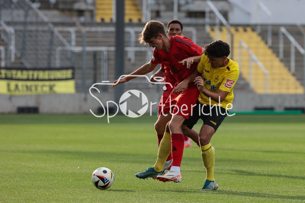 FC Bayern Amateure - SpVgg Bayreuth | im Duell Guido DELLA ROVERE (FCB #7) und Eroll ZEJNULLAHU (spvgg #25) / Zweikampf