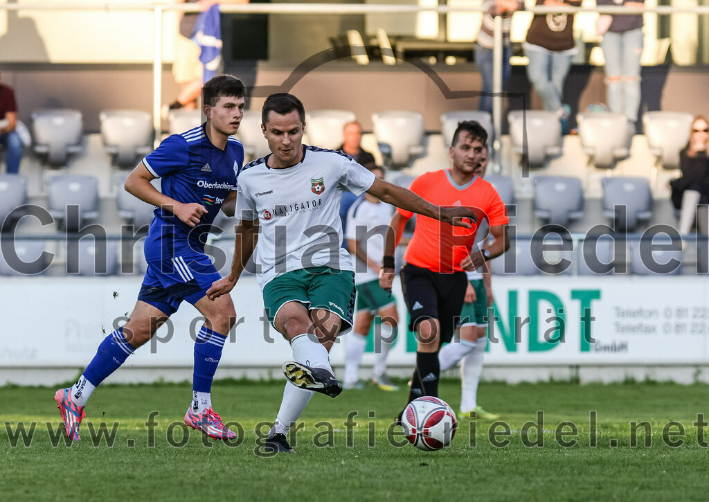 2023-08-01_068_FC_Schwaig_gegen_FC_Deisenhofen | Oberding, Deutschland, 01.08.2023:
Fußball, Toto-Pokal 2023 / 2024, 1. Spieltag, FC Schwaig gegen FC Deisenhofen, Endergebnis: 2:3

Nikolaos Gkasimpagiazov (FC Deisenhofen, #29), Vincent Sommer (FC Schwaig, #10)

Foto: Christian Riedel / fotografie-riedel.net