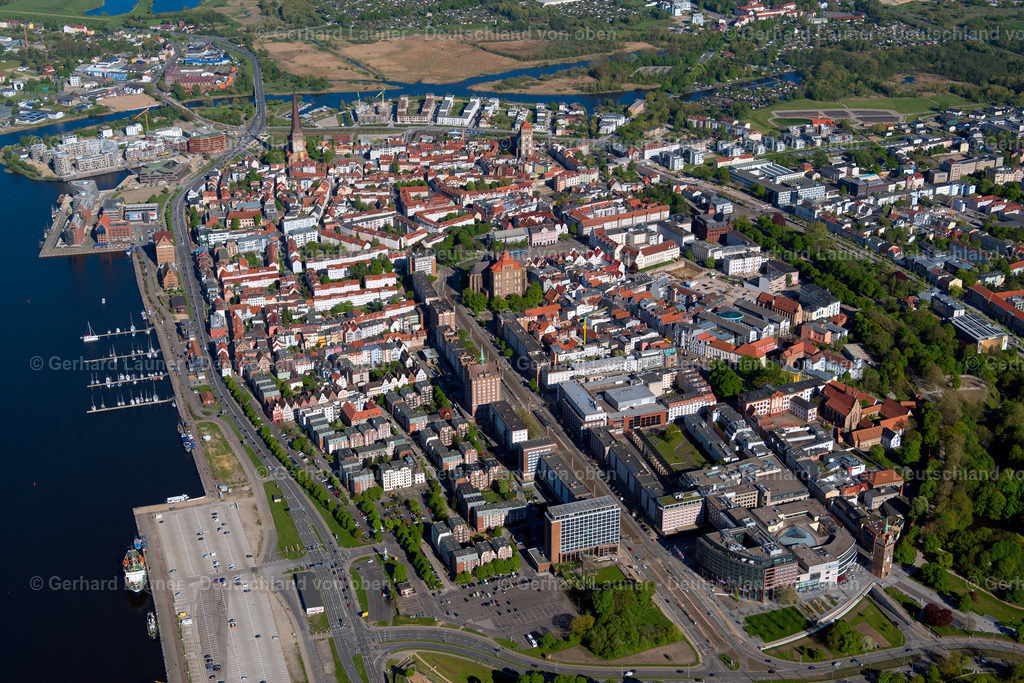 3801351 | ROSTOCK 08.09.2021 Altstadtbereich und Innenstadtzentrum am Ufer der Unterwarnow in Rostock im Bundesland Mecklenburg-Vorpommern, Deutschland. // Old Town area and city center in Rostock in the state Mecklenburg - Western Pomerania, Germany. Foto: Gerhard Launer