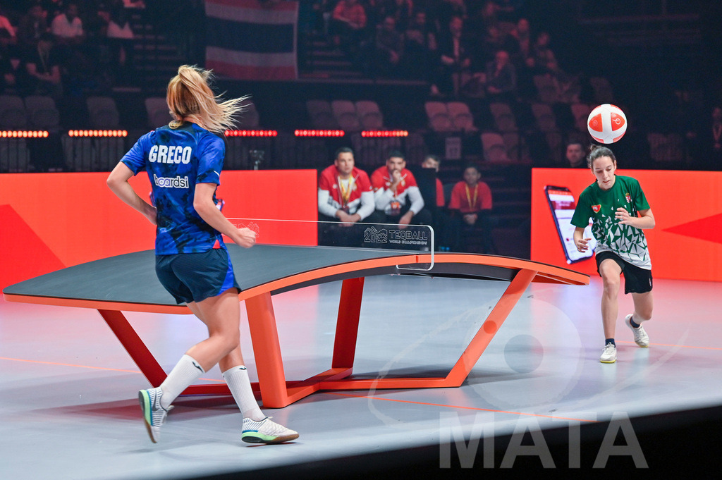 _DWI5830 | Anna Iszak vs Carolyn Greco beim Frauen- Single  Ungarn vs. USA bei der Teqball Weltmeisterschaft 2022 in der Kia Metropole Arena. Nürnberg, 27.11.2022 - Realisiert mit Pictrs.com