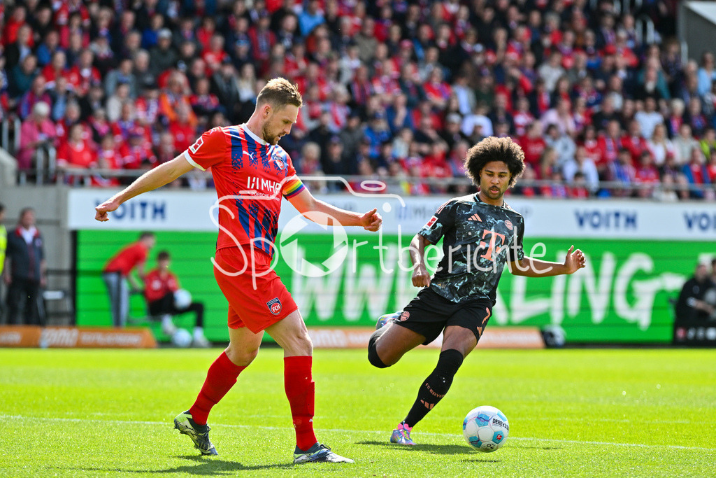 1. FC Heidenheim - FC Bayern München | im Duell Patrick MAINKA (Heidenheim 6) und Serge GNABRY (FC Bayern Muenchen 7) / Zweikampf / Bundesliga: 1. FC Heidenheim - FC Bayern Muenchen, Voith Arena am 19.04.2025