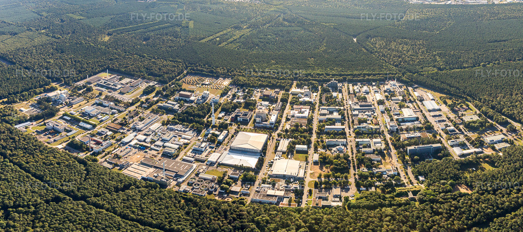 Luftbild: Panorama Perspektive Campus- Universität KIT - Campus Nord (ehemaliges Kernforschungszentrum Karlsruhe) im Haardtwald im Ortsteil Leopoldshafen in Eggenstein-Leopoldshafen im Bundesland Baden-Württemberg in Deutschland. Foto: IMG_093982-Pano.jpg vom 23.08.2016 durch Werner Riehm/FLY-FOTO.deAuflösung des Originals: 5873 x 2605 px