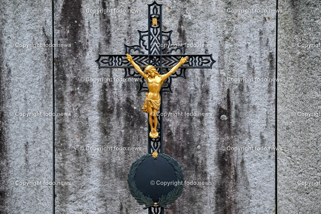 Friedhof_ Kreuz_ Kruzifix_ Jesu Christi_ Allerheiligen_ 20.10.2023-8 | 20.10.2023, Friedhof, AUT, Allerheiligen, Themenbilder im Bild Friedhof, Kreuz, Kruzifix, Jesu Christi, Allerheiligen, Engerl, Engel, Kerzen, Grab, Grablicht, Blumen, Symbolbild, Feature