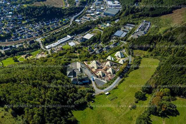 Lennestadt230910523Meggen | Luftbild, Galileo Park, Museum und Wissenspark, Häuser mit Spitzdach in Pyramidenform, Meggen, Lennestadt, Sauerland, Nordrhein-Westfalen, Deutschland