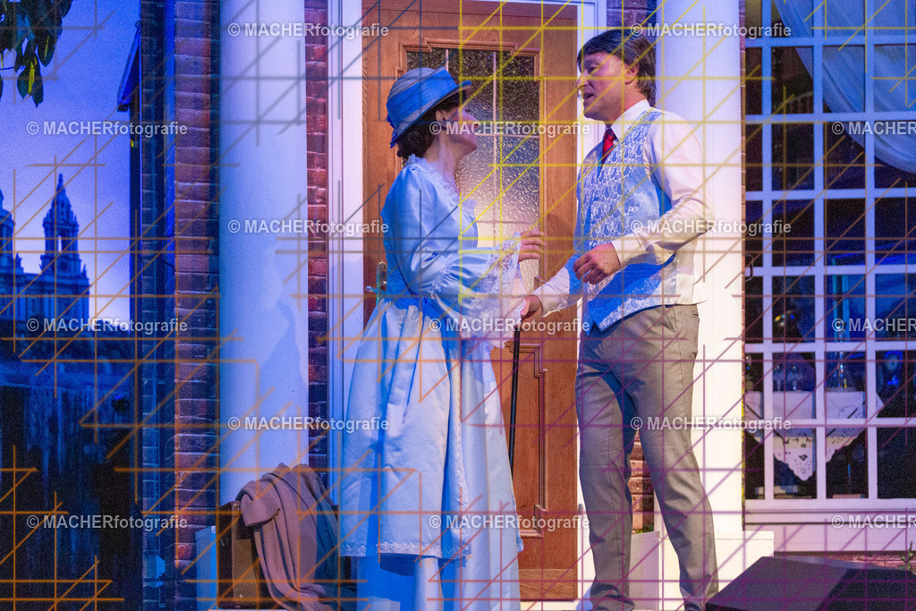 347_MFL-2025 | Portraitbilder von Regisseur; Darsteller; Techniker; Maske; Kostüme; Chor; Musiker; Bilderserie der Generalprobe und der Premierenvorstellung, Szenenbilder; Ausdrucksstudien; Bühnenüberblick; Bühnenkulissen; Pressefotos inkl. Redaktionsfoto Darstellergruppe.