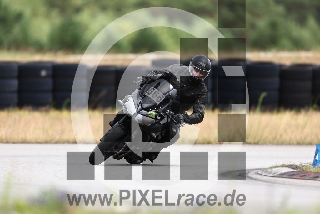 0666-20240713_04711 | Schöne Erinnerungen an spannende Momente - das festzuhalten ist unser Job. PIXELrace.de ist seit 2003 auf den Rennstrecken Europas unterwegs um die Action draußen beim Fahren und die wunderbare Stimmung imm Fahrerlager für euch einzufangen.
