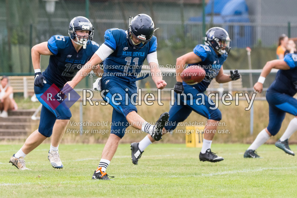 American Football, Saison 2022, Regionalliga Nord, Hamburg Blue Devils - Hamburg Pioneers, Dr.-Hermann-Schnell-Sportplatz (Hamburg), 13.08.2022, 8. Gameweek | Leif Plagge (#11, Blue Devils, QB) führt den Kickoff aus.