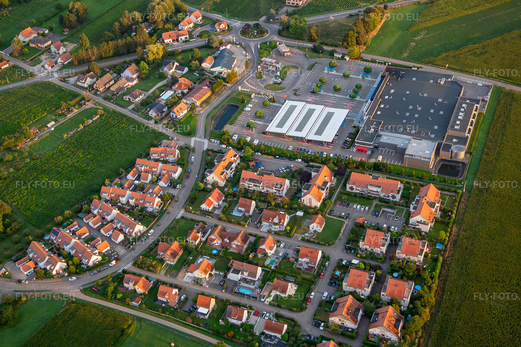 Vue aérienne: Super U à Gertwiller dans le département Bas Rhin, France. Photo: IMG_137953.jpg prise le 19/08/2023 par Werner Riehm/FLY-FOTO.eu – Résolution de l'original: 5222 x 3481 px