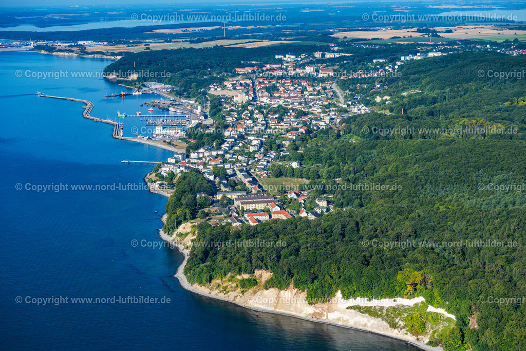 Sassnitz_ELS_7108100822 | SASSNITZ 10.08.2022 Ortsansicht an der Meeres-Küste Ostsee Sassnitz im Bundesland Mecklenburg-Vorpommern. Weiterführende Informationen bei: Nationalpark-Zentrum KÖNIGSSTUHL Sassnitz gemeinnützige GmbH. // Townscape on the seacoast of Baltic SeaSassnitz in the state Mecklenburg - Western Pomerania. Further information at: Nationalpark-Zentrum KOeNIGSSTUHL Sassnitz gemeinnuetzige GmbH. Foto: Martin Elsen