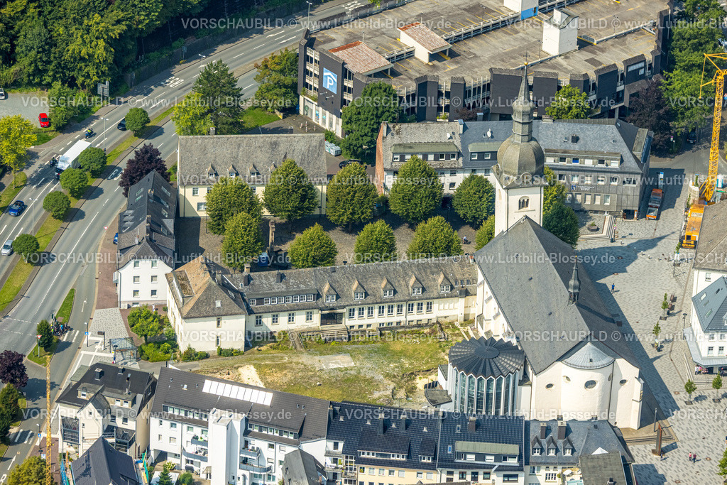 Meschede250807327 | Luftbild, Stiftsplatz mit St. Walburga katholische Kirche, hinten Parkhaus Stiftsplatz mit Parkdeck, Meschede-Stadt, Meschede, Sauerland, Nordrhein-Westfalen, Deutschland
