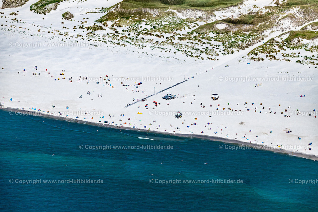 Amrum_Süddorf_Strand_ELS_8592130822 | NEBEL 13.08.2022 Sandstrand- Landschaft und Dünen- Schutzwall entlang des Küsten- Verlaufes in Nebel auf der Insel Amrum im Bundesland Schleswig-Holstein, Deutschland. Weiterführende Informationen bei: AmrumTouristik AöR. // Sandy beach landscape and dune protective wall along the coast in Nebel on the island of Amrum in the state Schleswig-Holstein, Germany. Further information at: AmrumTouristik AoeR. Foto: Martin Elsen