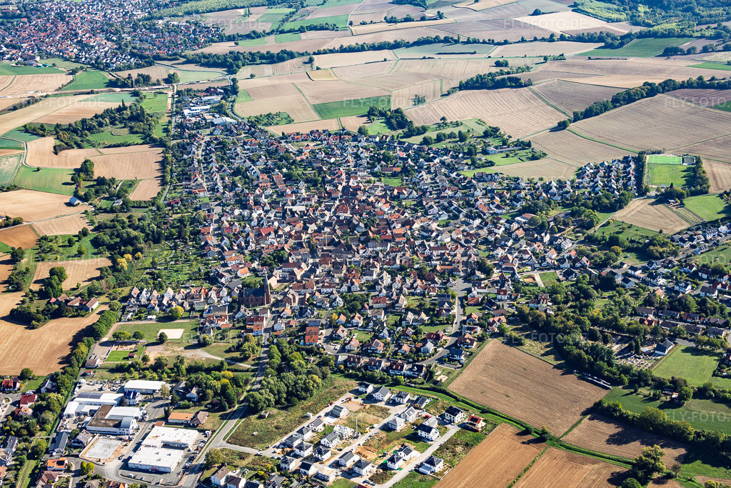 Luftbild: Ortsansicht von Südwesten im Ortsteil Wenigumstadt in Großostheim im Bundesland Bayern in Deutschland. – Foto: IMG_159143.jpg vom 22.09.2026 durch Werner Riehm/FLY-FOTO.de – Auflösung des Originals: 6000 x 4000 px