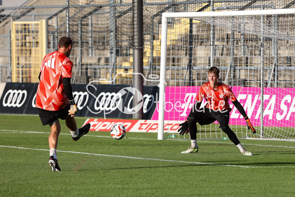 FC Bayern Amateure - FC Memmingen | Bayern Keeper Tom Ritzy HUELSMANN (FCB #1) wird von Jaroslav DROBNY warm geschossen