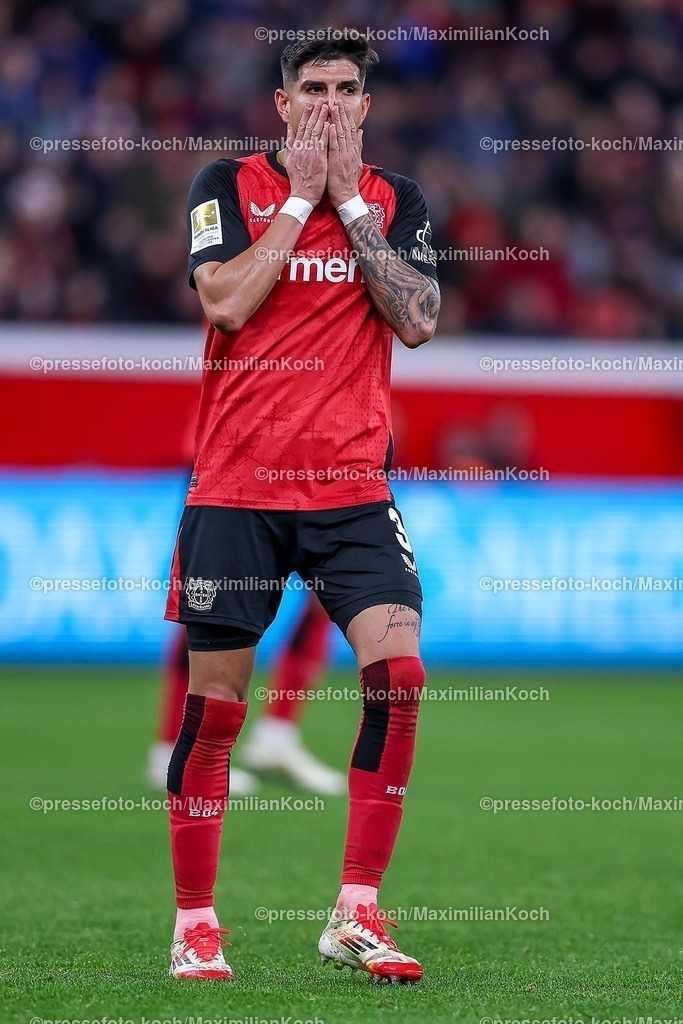 Lev02022502200 | 02.02.2025, Fußball, Bayer 04 Leverkusen - TSG 1899 Hoffenheim, 1. Fußball Bundesliga, 20. Spieltag, BayArena, Saison 2024 2025: Piero Hincapie (Bayer04 Leverkusen #3) enttäuschung enttäuscht gestikulierendDFB regulations prohibit any use of photographs as image sequences and or quasi-video.