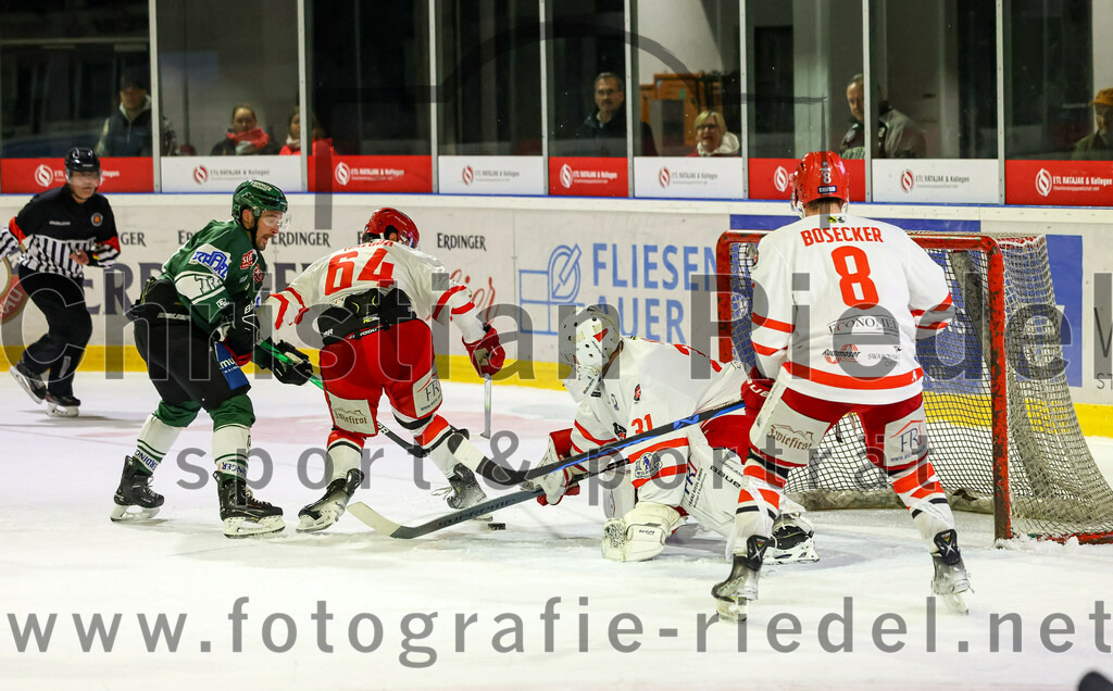 2023-10-20_152_TSV_Erding_gegen_EHC_Klostersee | Erding, Deutschland, 20.10.2023:.Eishockey, Bayernliga Vorrunde 2023 / 2024, 2. Spieltag, TSV Erding gegen EHC Klostersee, Endergebnis: 7:2..Marek Haloda (EHC Klostersee, #64), Torwart Philipp Hähl (EHC Klostersee, #3), Marc Bosecker (EHC Klostersee, #8)..Foto: Christian Riedel / fotografie-riedel.net
