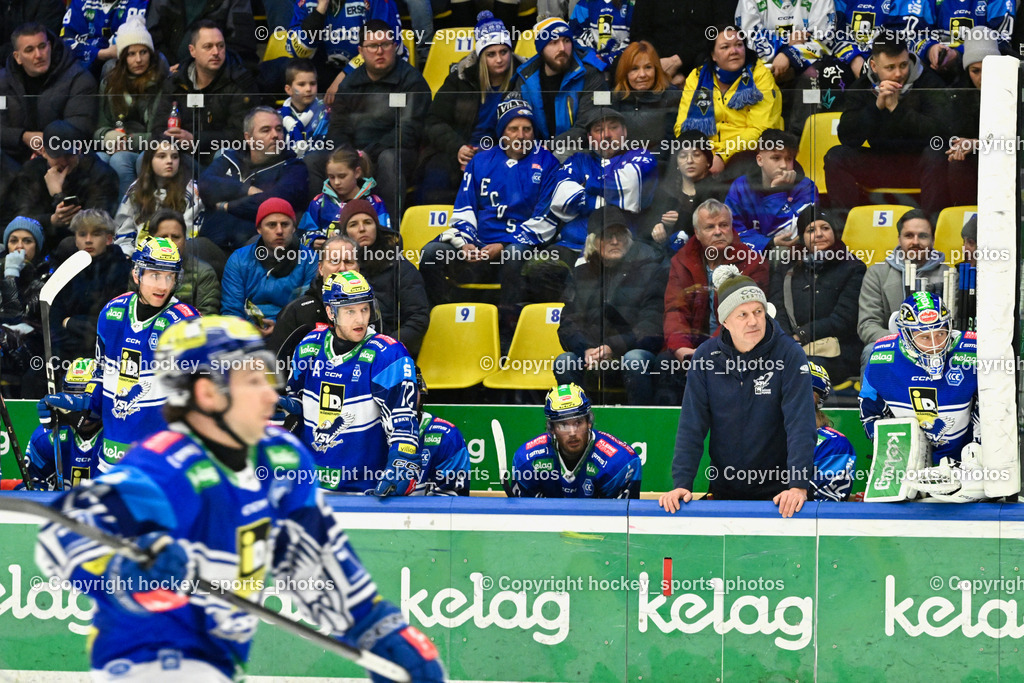 EC IDM WÄRMEPUMPEN VSV vs. EC Red Bull Salzburg | #37 Swette Rene EC VSV, Markus Schmidt – Head Equipment Manager, Spielerbank EC VSV, EC IDM WÄRMEPUMPEN VSV vs. EC Red Bull Salzburg, EC IDM WÄRMEPUMPEN VSV vs. EC Red Bull Salzburg am 17.01.2025 in Villach (Stadthalle Villach), Austria, (Photo by Bernd Stefan)