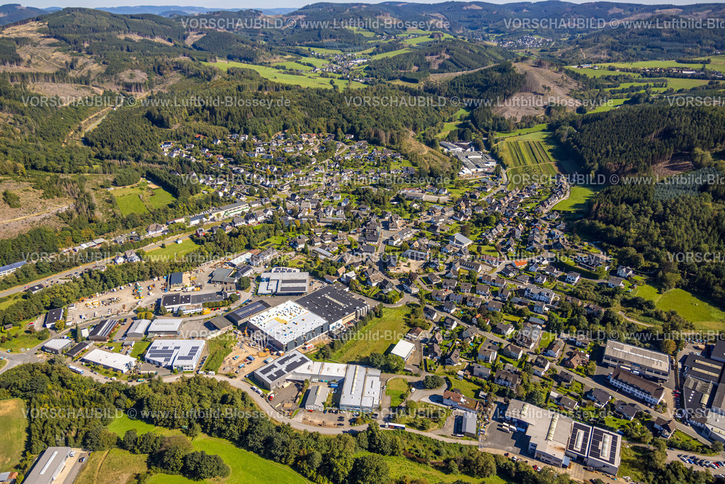 Kirchhundem230910346Kirchhundem | Luftbild, Gewerbegebiet Herrntrop Würdinghausen, Hensel Kunststofftechnik Baustelle mit Anbau, Waldgebiet mit Waldschäden, Kirchhundem, Sauerland, Nordrhein-Westfalen, Deutschland