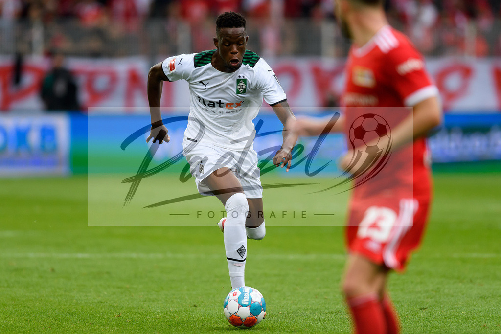 FCUBMG20210829_220 | Fussball, Herren: Denis Zakaria (Borussia Moenchengladbach) in Aktion, am Ball, Einzelaktion beim Spiel der 1. Bundesliga zwischen 1. FC Union Berlin und Borussia Moenchengladbach im Stadion An der Alten Foersterei am 29.08.2021 in Berlin, Deutschland. - Realisiert mit Pictrs.com
