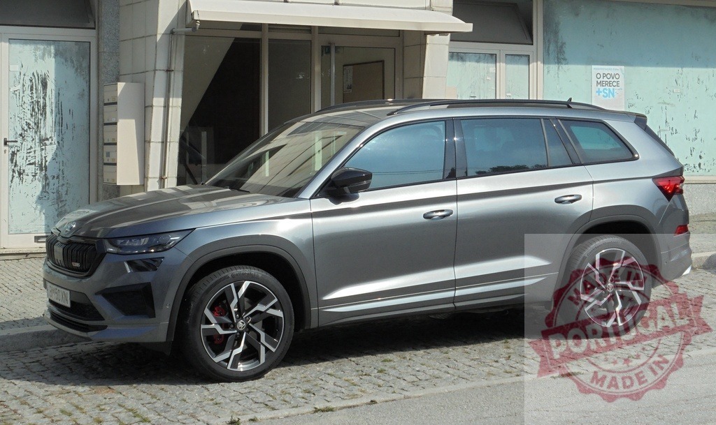 Skoda Kodiaq RS modern grey crossover SUV | Modern grey Skoda Kodiaq RS parked on a paved street - Realisiert mit Pictrs.com