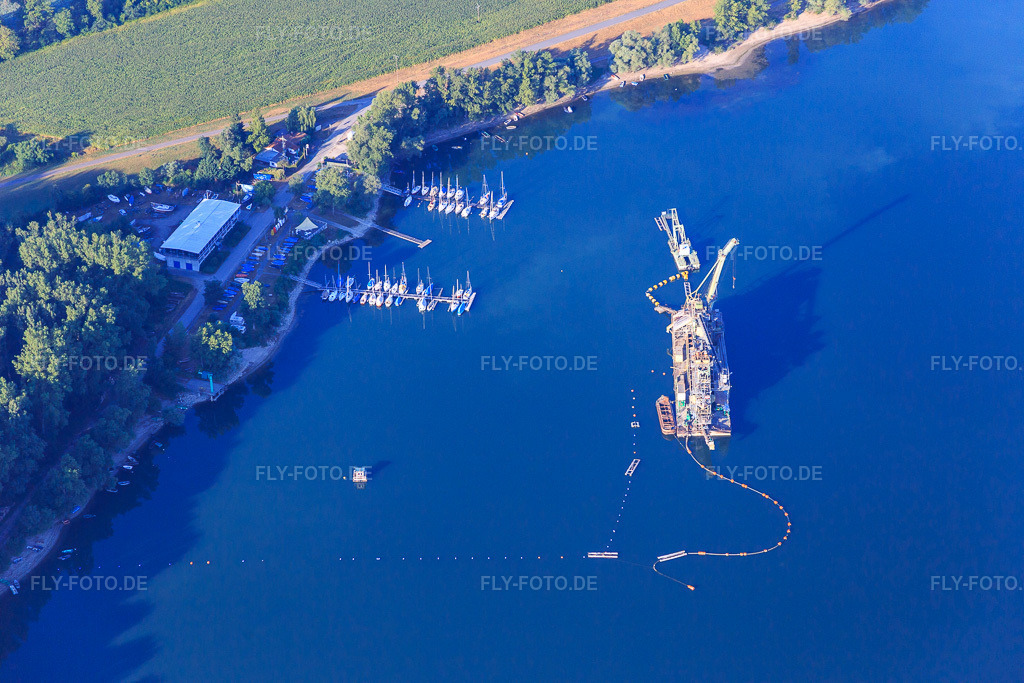 Luftbild: Schwimmbagger im Landeshafen Wörth mit Segelclub RKC Wörth e.V. im Ortsteil Maximiliansau in Wörth im Bundesland Rheinland-Pfalz in Deutschland. Foto: IMG_083847.jpg vom 26.07.2015 durch Werner Riehm/FLY-FOTO.deSegelclub RKC Wörth e.V. - Segeln in Rheinland-Pfalz - Tel. 07271 - 769 89 27