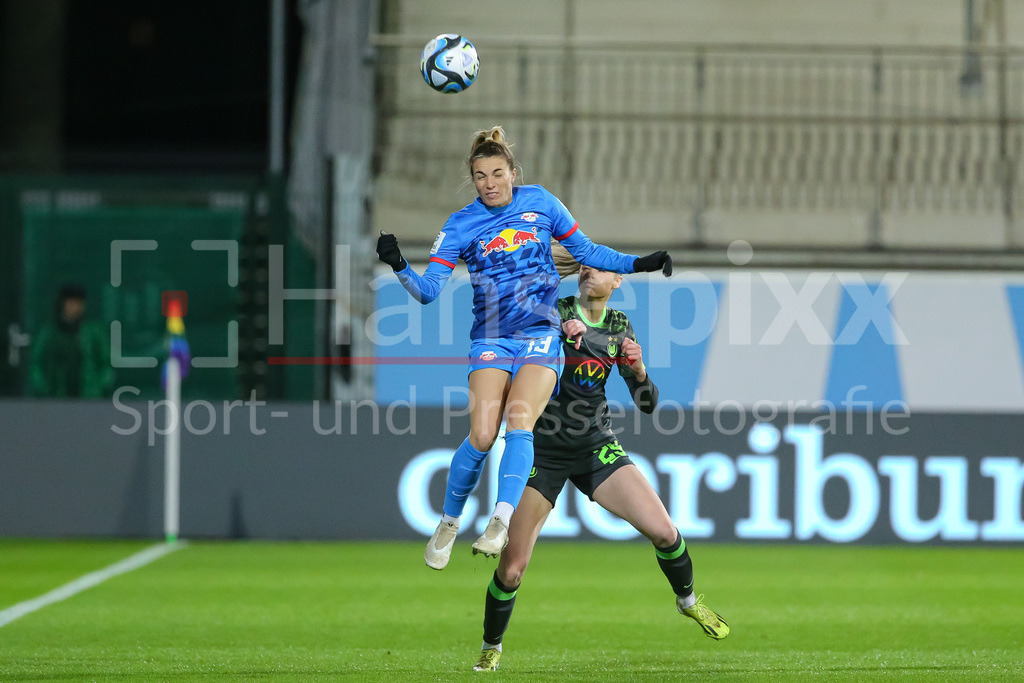 Fussball, Google Pixel Frauen-Bundesliga, VfL Wolfsburg - RB Leipzig | v.li.: Sandra Starke (RB Leipzig, 13) und Jule Brand (VfL Wolfsburg, 29) im Kopfballduell, Kopfball, Zweikampf, Action, Aktion, Spielszene, DIE DFB-RICHTLINIEN UNTERSAGEN JEGLICHE NUTZUNG VON FOTOS ALS SEQUENZBILDER UND/ODER VIDEOÄHNLICHE FOTOSTRECKEN. DFB REGULATIONS PROHIBIT ANY USE OF PHOTOGRAPHS AS IMAGE SEQUENCES AND/OR QUASI-VIDEO.