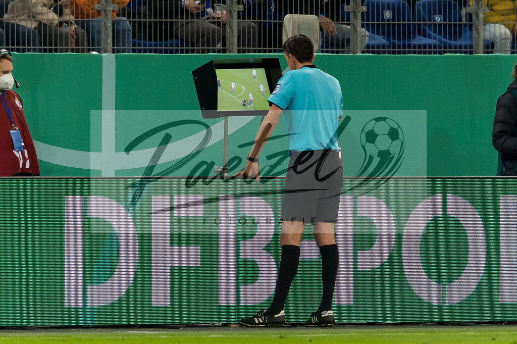 HSVSCF20220419_099 | Fussball, Herren: Referee Deniz Aytekin schaut sich das VAR an beim DFB-Pokal-Halbfinalspiel zwischen Hamburger SV und SC Freiburg im Volksparkstadion am 19.04.2022 in Hamburg, Deutschland.DFB / DFL REGULATIONS PROHIBIT ANY USE OF PHOTOGRAPHS AS IMAGE SEQUENCES AND/OR QUASI-VIDEO. - Realisiert mit Pictrs.com