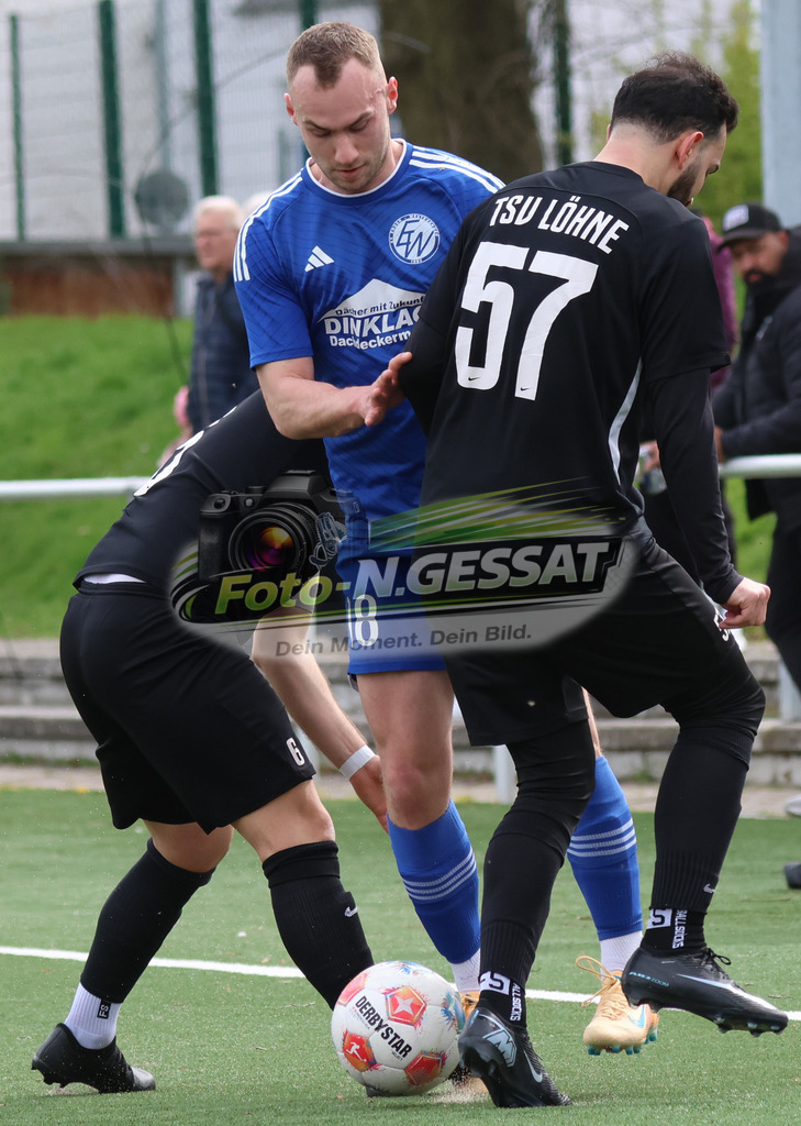 SV Enger-Westerenger - TSV Löhne | Auf dem Bild zu sehen: blau SV Enger-Westerenger: Marlon Meyer ; schwarz TSV Löhne v.l.: Serkan Kaya, Ahmet BalciogluSV Enger-Westerenger, TSV Löhne, Saison 25/26, Kreisliga A, Enger, Deutschland - Realisiert mit Pictrs.com