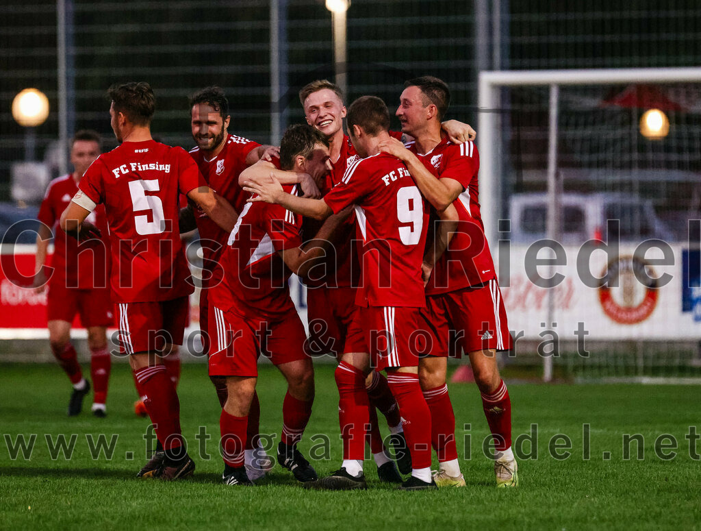 2023-08-22_064_FC_Finsing_gegen_SC_Moosen-Vils | Finsing, Deutschland, 22.08.2023:
Fußball, Kreisliga 2023 / 2024, 5. Spieltag, FC Finsing gegen SC Moosen/Vils, Endergebnis: 5:0

Jubel nach dem Tor zum 3:0 durch Patrick Forchhammer (FC Finsing, #13)
Leonhard Hölzl (FC Finsing, #5), Markus Rickhoff (FC Finsing, #7), Patrick Forchhammer (FC Finsing, #13), Andre Huber (FC Finsing, #9), Kilian Schmitt (FC Finsing, #8)

Foto: Christian Riedel / fotografie-riedel.net