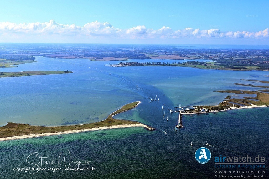 Luftbild Schleimünde -  ist eine Halbinsel die die Schlei von der Ostsee trennt. | Schleimünde ist eine kleine Lotseninsel an der Mündung der Schlei in die Ostsee und gehört zum Kreis Schleswig-Flensburg in Schleswig-Holstein. Die Halbinsel ist etwa 112 Hektar groß und liegt nur knapp fünf Meter über dem Meeresspiegel, weshalb sie bei Sturmfluten teilweise überflutet wird.