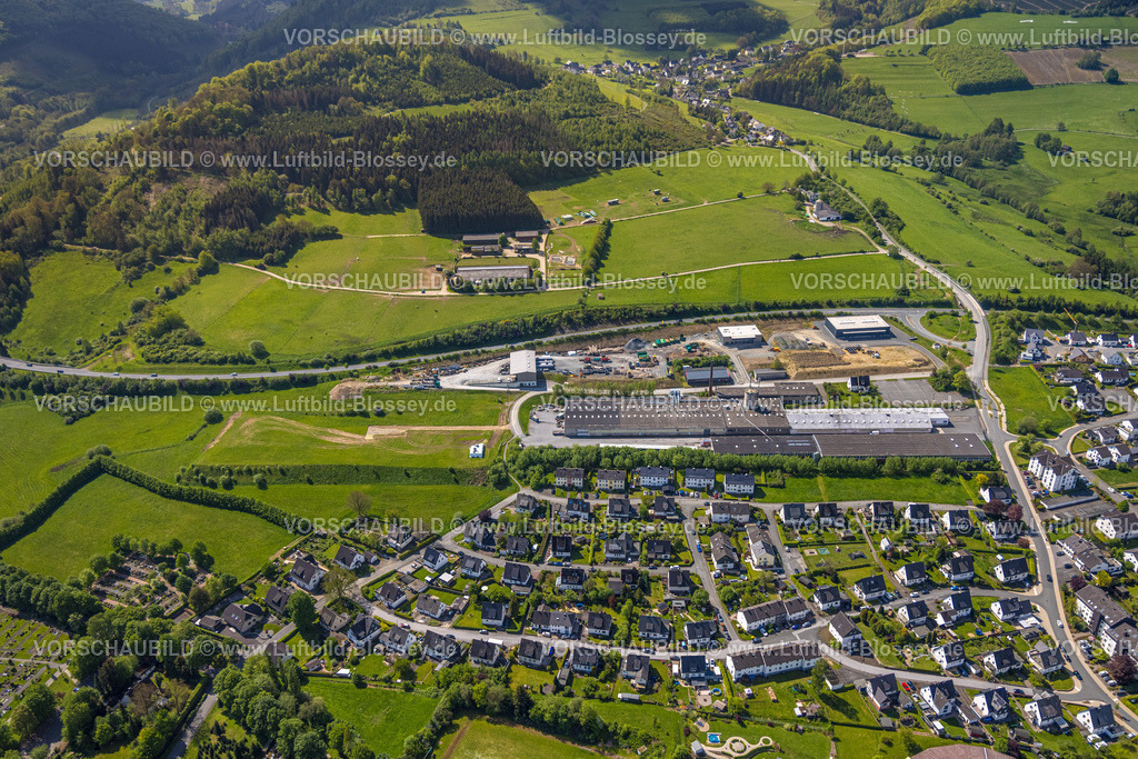 Olsberg240503181 | Luftbild, Werk Körling Interiors GmbH Ladenbauer, Baustelle an der Hans-Körling-Straße, Wohngebiet zwischen Friedrichstraße und Hubertusstraße, Wiesen und Felder mit Buchhorstkuppe und Helmeringhauser Bruch mit Franziskushof Josefsheim Landwirtschaftsbetrieb, Blick zum Ortsteil Helmeringhausen, Bigge, Olsberg, Sauerland, Nordrhein-Westfalen, Deutschland