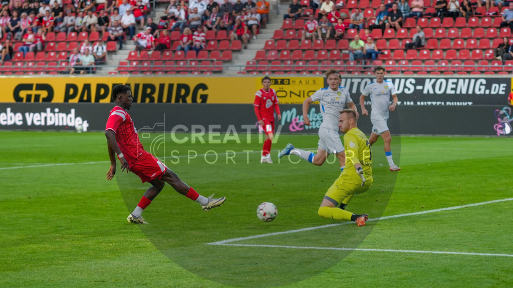 Fußball, Herren, Saison 2025/2026, Regionalliga Nordost, 5. Spieltag, Hallescher FC vs. FSV 63 Luckenwalde, Dienstag 26.08.2025, Leuna-Chemie-Stadion Halle, | Fußball, Herren, Saison 2025/2026, Regionalliga Nordost, 5. Spieltag, Hallescher FC vs. FSV 63 Luckenwalde, Dienstag 26.08.2025, Leuna-Chemie-Stadion Halle, Im Bild: Bocar Baro (l. Halle) scheitert an Torhüter Florian Palmowski (r. Luckenwalde) - Realisiert mit Pictrs.com
