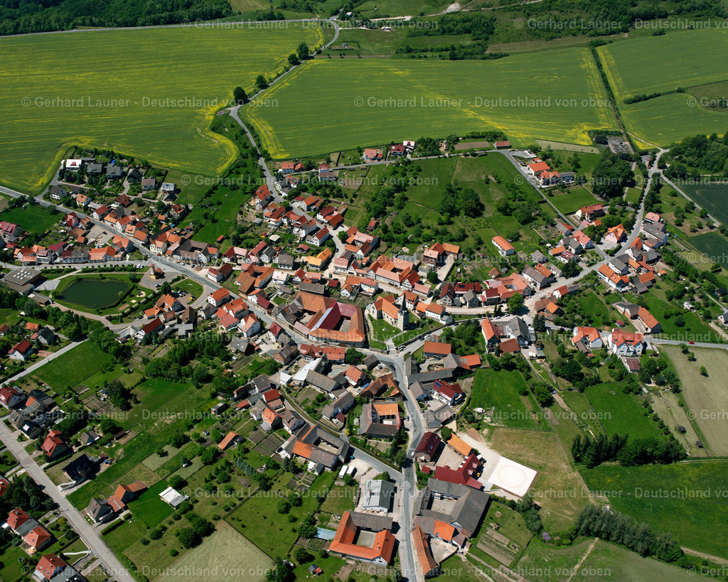 2634324 | HOLUNGEN 09.06.2006 Landwirtschaftliche Nutzflächen und Feldgrenzen  umsäumen das Siedlungsgebiet des Dorfes in Holungen im Bundesland Thüringen, Deutschland // Agricultural land and field boundaries surround the settlement area of the village  in Holungen in the state Thuringia, Germany Foto: Gerhard Launer