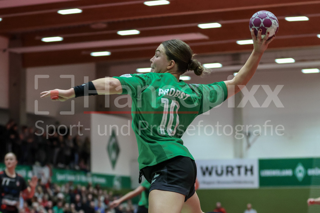Handball, 2. Bundesliga Frauen, SV Werder Bremen - HL Buchholz 08-Rosengarten | v.li.: Madita Probst (SV Werder Bremen, 10) beim Wurf, am Ball, Spielszene, Aktion, Action