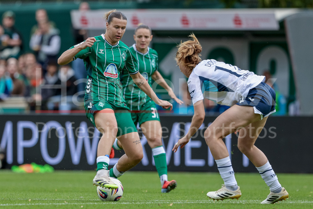 Fussball, Google Pixel Frauen-Bundesliga, SV Werder Bremen - TSG 1899 Hoffenheim | v.li.: Larissa Mühlhaus (SV Werder Bremen, 7) und Lisa Doorn (TSG 1899 Hoffenheim, 14) im Zweikampf, Duell, Dynamik, Aktion, Action, Spielszene, DIE DFB-RICHTLINIEN UNTERSAGEN JEGLICHE NUTZUNG VON FOTOS ALS SEQUENZBILDER UND/ODER VIDEOÄHNLICHE FOTOSTRECKEN. DFB REGULATIONS PROHIBIT ANY USE OF PHOTOGRAPHS AS IMAGE SEQUENCES AND/OR QUASI-VIDEO.