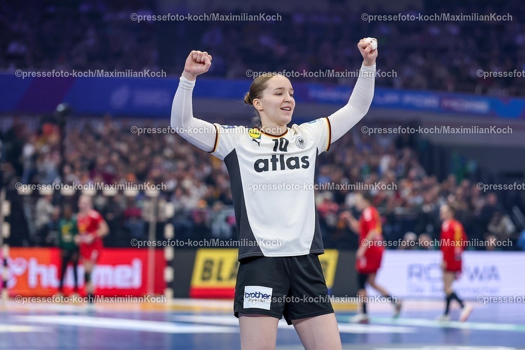 IHF04122502066 | 04.12.2025, Handball WM Frauen, Hauptrunde, Deutschland - Montenegro, 27th IHF Women's Handball World Championship, Westfalenhalle Dortmund: Nieke Kuhne (GER #19) jubelnd 
