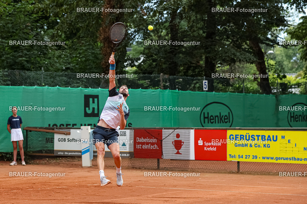 HTC Blau-Weiß Krefeld - LTTC Rot-Weiß Berlin  | Krefeld, Deutschland 21.07.2023, Tom Schönenberg (HTC Blau-Weiß Krefeld) gegen Eduard Esteve Lobato (LTTC Rot-Weiss Berlin) ,

bei der 2. Tennis Bundesliga Nord Begegnung zwischen HTC Blau-Weiß Krefeld und LTTC Rot-Weiß Berlin am 21.07.2023 in Krefeld.

(Foto: BRAUER-Fotoagentur)
 
