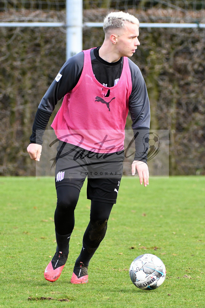 20200229_TRAOSN_0026 | Fussball, Herren: Niklas Schmidt (VfL Osnabrueck) in Aktion, am Ball, Einzelaktion waehrend der Trainingseinheit des VfL Osnabrueck im Sportpark Illoshoehe am 29.02.2020 in Osnabrueck, Deutschland. - Realisiert mit Pictrs.com