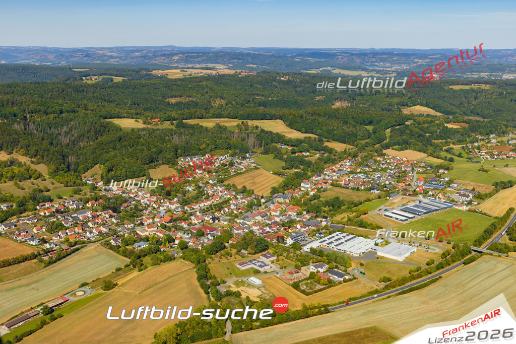 Klassische Luftaufnahme ohne Drohne zeigt:Schmölz bei Küps - Die Luftbildaufnahme wurde 2025 vom UL-Flugzeug heraus erstellt ( keine Drohne ) - Hochauflösende Luftaufnahme -Nicht vergleichbar mit Google Maps oder Satelittenbilder- Die Geschenkidee !Mit Lizenz und Bildrechte bestellbar