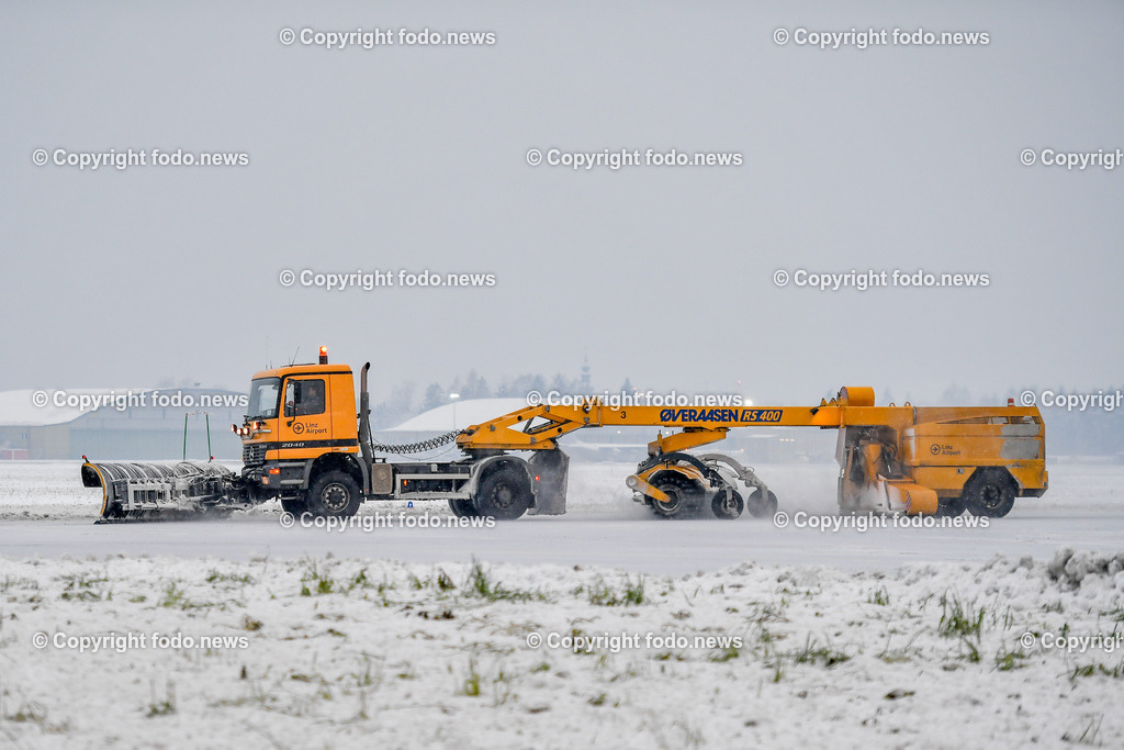 Flughafen Linz_ Linz Airport_ Linz-Hoersching_ 17.12.2022-6 | 17.12.2022, Linz Hoersching, AUT, Flughafen Linz, Linz Airport, im Bild Schneeraeumung, Schneepflug, Raeumfahrzeuge, Rollfeld