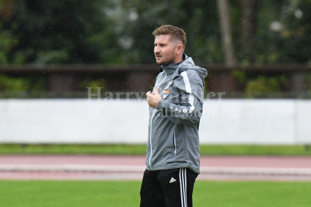 SpVgg GW Deggendorf : FC Obernzell-Erlau | Benjamin Penzkofer (Trainer SpVgg GW Deggendorf) - Realisiert mit Pictrs.com