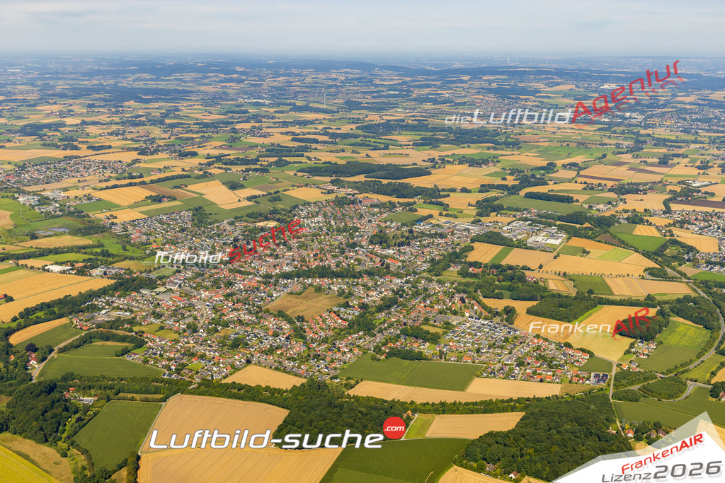 Luftbild der Stadt Enger - Die Luftaufnahme wurde 2025 vom UL-Flugzeug heraus erstellt ( keine Drohne ) - Hochauflösende Luftaufnahme - für professionelle Ausdrucke geeignet. Die Geschenkidee !Hier alle&nbsp;Infos zur Lizenzierung der LuftaufnahmeWir fliegen auch dieses Jahr wieder in Ihre Region um Luftbilder zu erstellen.- Luftbild anfragen