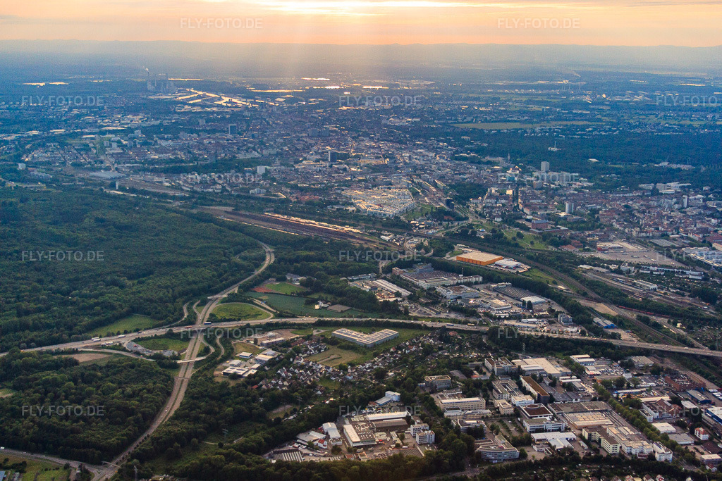Luftbild: Stadtansicht aus Westen bis zum Rheinhafen im Ortsteil Oststadt in Karlsruhe im Bundesland Baden-Württemberg in Deutschland. Foto: IMG_57873.jpg vom 14.06.2013 durch Werner Riehm/FLY-FOTO.deAuflösung des Originals: 4752 x 3168 px