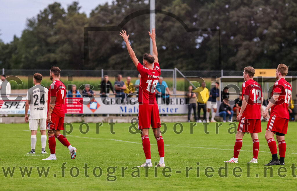 2023-08-04_019_SV_Walpertskirchen_gegen_FC_Finsing | Walpertskirchen, Deutschland, 04.08.2023:
Fußball, Kreisliga 2023 / 2024, 2. Spieltag, SV Walpertskirchen gegen FC Finsing, Endergebnis: 3:3

Stefan Pfanzelt (SV Walpertskirchen, #24), Markus Rickhoff (FC Finsing, #7), Dominik Keuter (FC Finsing, #18), Fabian Kövener (FC Finsing, #12), Dominik Bluhme (FC Finsing, #16)

Foto: Christian Riedel / fotografie-riedel.net