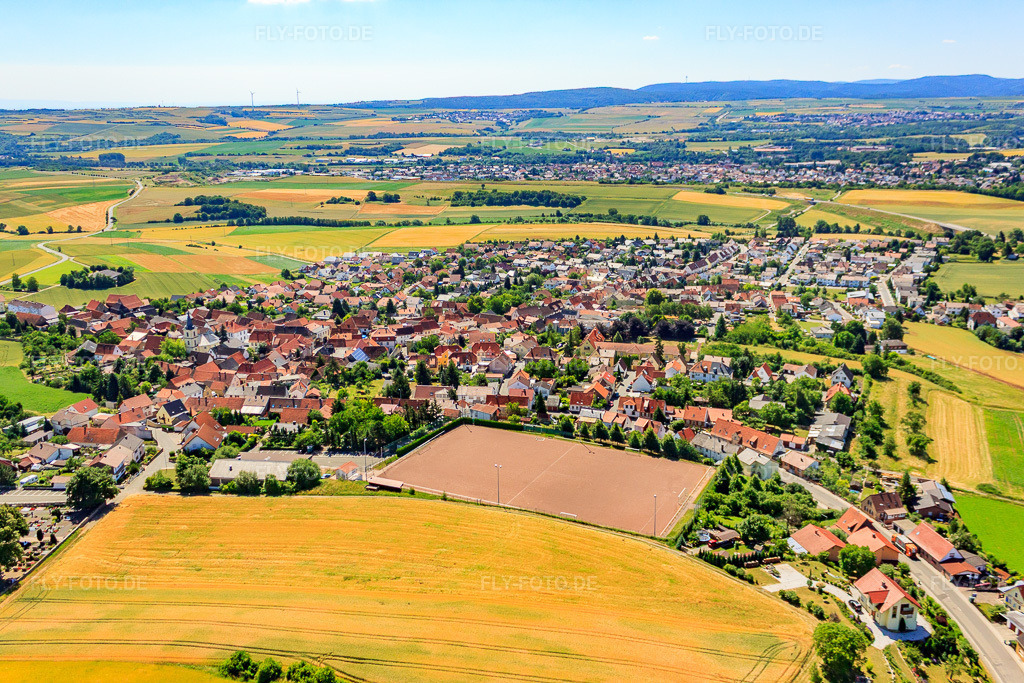 Luftbild: Dorfansicht aus Norden in Kerzenheim im Bundesland Rheinland-Pfalz in Deutschland. Foto: IMG_30087.jpg vom 05.07.2010 durch Werner Riehm/FLY-FOTO.de