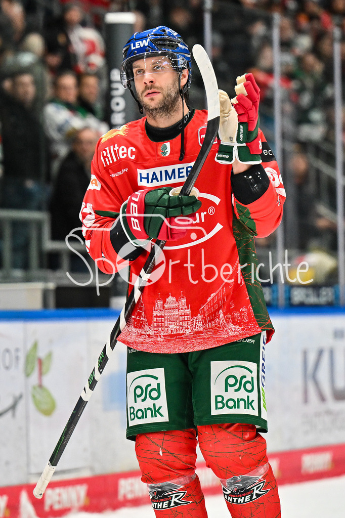 Augsburger Panther - Eisbären Berlin | aUGSBURG, GERMANY - 27. JANUARY: die Mannschaft der Panther feiert zusammen mit den Fans den 2-1 Heimsieg gegen Berlin nach dem Match zwischen den Augsburger Panthern und den Fischtown Pinguins am 43. Spieltag der Penny DEL im Curt Frenzel Stadion - Joseph CRAMAROSSA (Augsburger Panther 92)