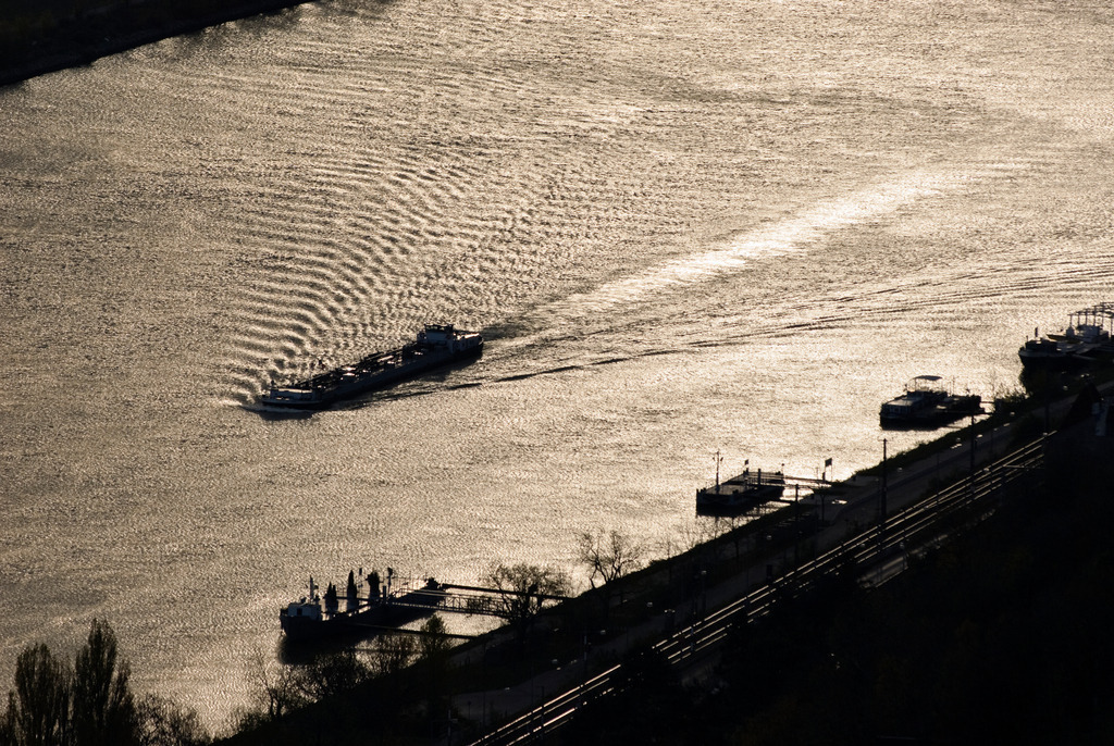 Schiffahrt auf der Donau | Austria - November 15, 2009: Schiffahrt auf der Donau. - Realisiert mit Pictrs.com