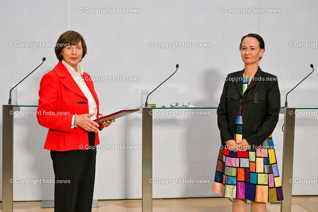 Kick-off-Veranstaltung der Gruendungspraesidentin_ IDSA_ 07.07.2023-59 | 07.07.2023, Landhaus Linz AUT, Kick-off-Veranstaltung der Gruendungspraesidentin, IDSA, im Bild Claudia von der Linden (Vorsitzende des Institute of Digital Sciences Austria (IDSA) Gruendungskonvents), Stefanie Lindstaedt (Gruendungspraesidentin des Institute of Digital Sciences Austria (IDSA))